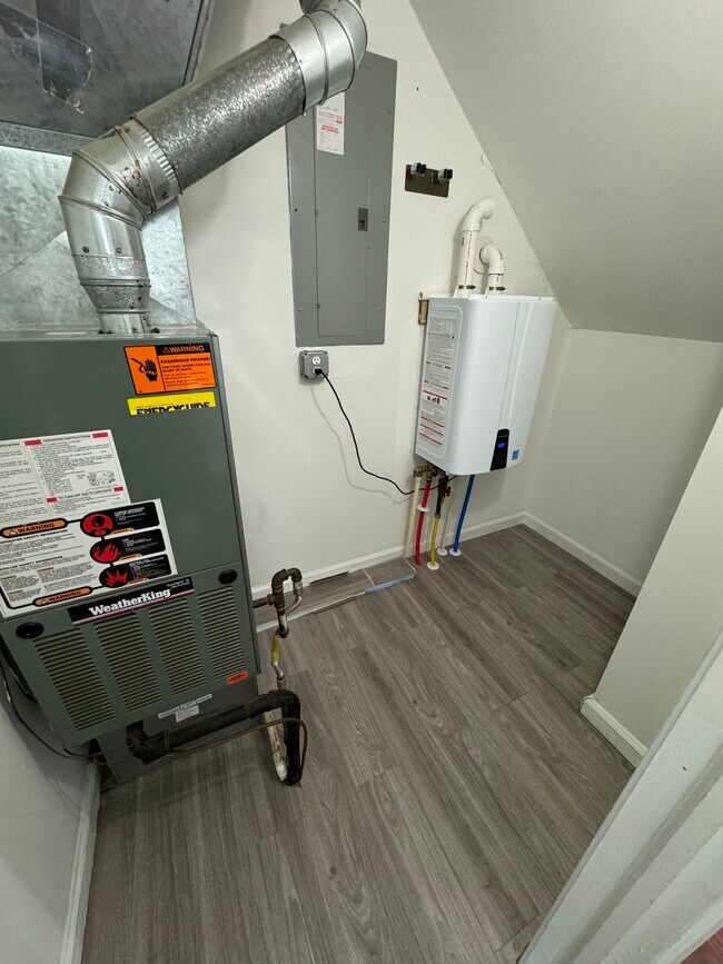 Building Photo - 415 S Zenia Ave