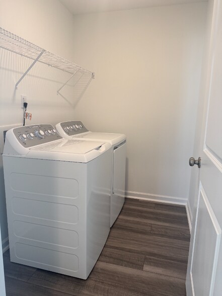 Building Photo - 1028 Red Finch Wy