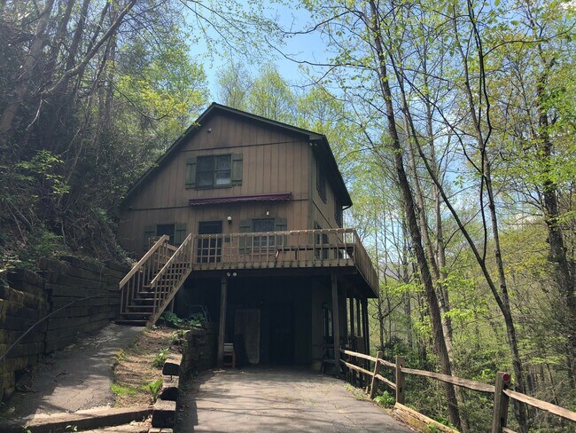 Building Photo - **SCHOOL YEAR RENTAL-TWO STUDENT MAX** AVAILABLE MID-AUGUST TO MID-MAY