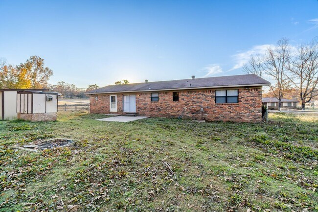 Building Photo - Charming 3 Bed / 1.5 Bath Home in Greenwood (1 Acre Lot)