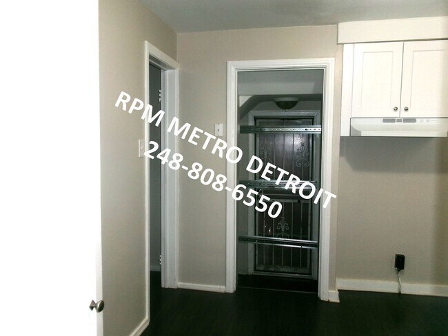 Building Photo - UPDATED COLONIAL HOME IN DETROIT