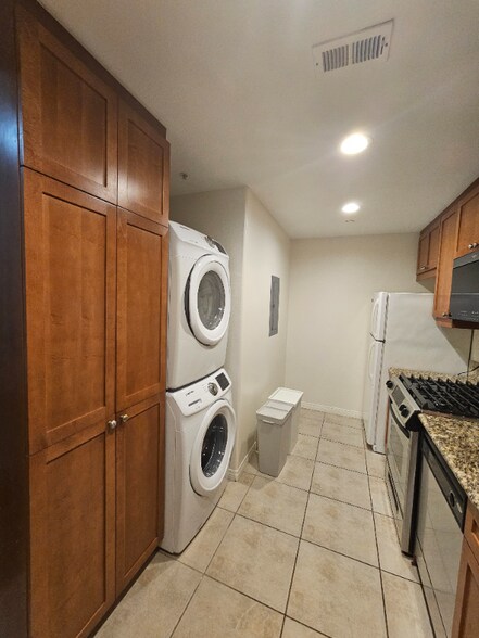 Building Photo - 17168 Newhope St