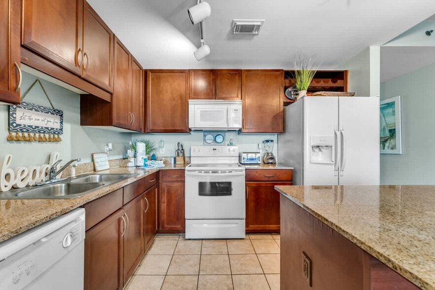 Building Photo - 9902 S Thomas Dr