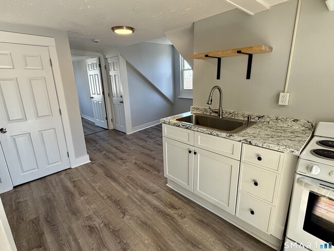 Building Photo - 205 Shaw St