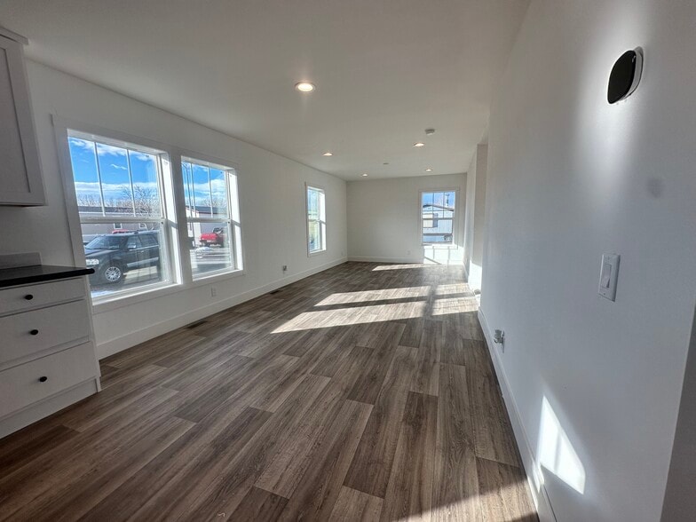 Building Photo - 29 Cavalier St N