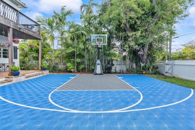 Building Photo - 9636 NE 5th Avenue Rd