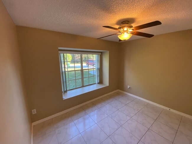 Building Photo - 3/2/2 great location