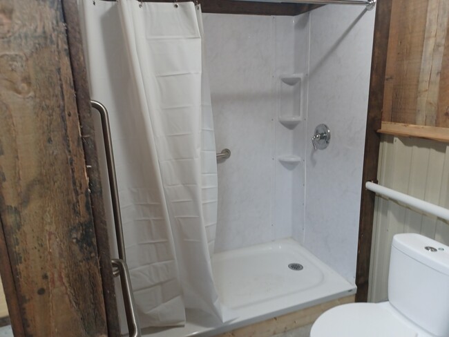 Shower - 7213 Horseshoe Bend Trl