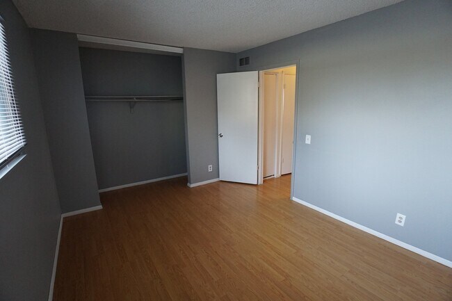 Building Photo - Cute Townhome off Kipling and 285!!