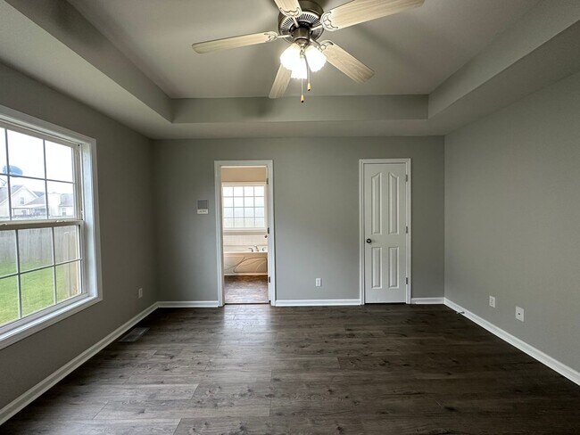 Building Photo - 3 Bedroom Home For Rent with Bonus Room!