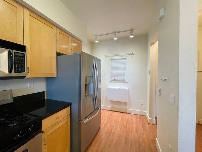 Building Photo - Spacious 2 Bedroom Unit Right on Bay Street