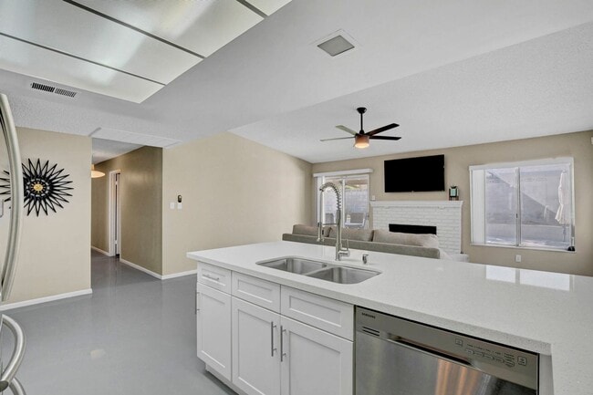 Building Photo - Fully Furnished, One Story, Near Strip, All Utilities Included with Flexible Lease Terms