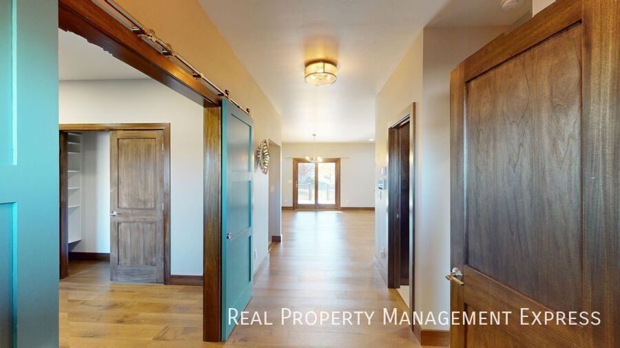 Building Photo - Beautiful 7 Bedroom 4 Bath Residence with ...