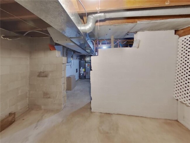 Building Photo - 406 E River St