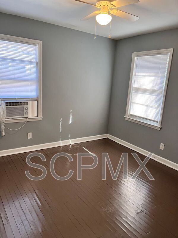 Building Photo - 2423 Crestview Dr