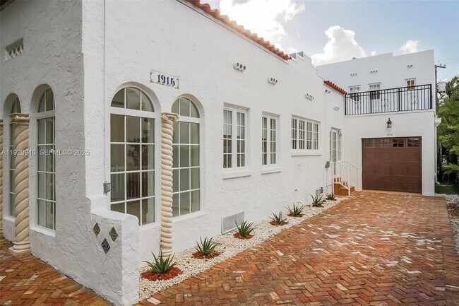 Building Photo - 1916 Ferdinand St