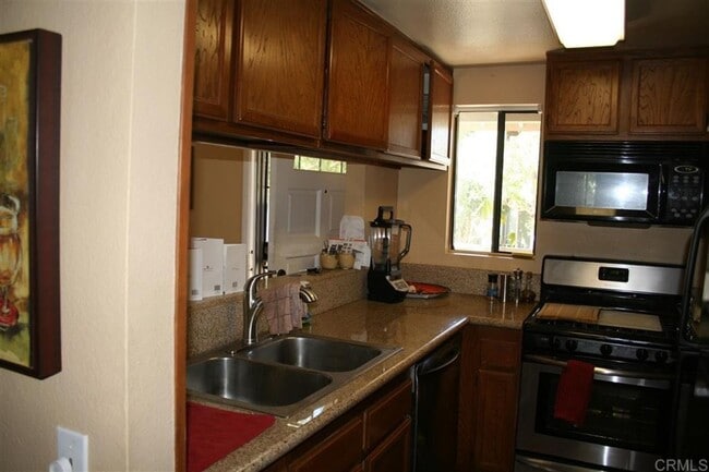Building Photo - Stylish 2 Bed, 2 Bath Upper Unit in Prime ...