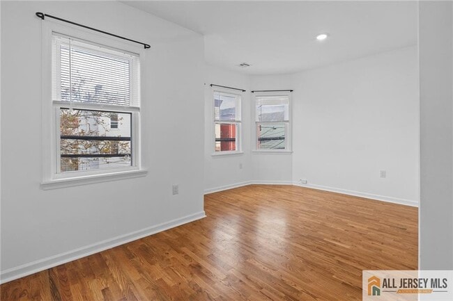 Building Photo - 362 1/2-362 New St