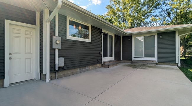 Building Photo - 2621 OAKRIDGE DR SW