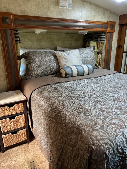 Building Photo - 7560 Chelsea Rd