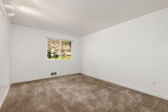 Building Photo - Charming Ground-Floor Condo in Woodinville – 2 Bed, Private Patio, Pool & Fitness Center