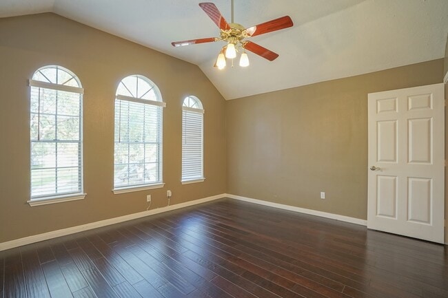 Building Photo - 2108 Lakeway Dr
