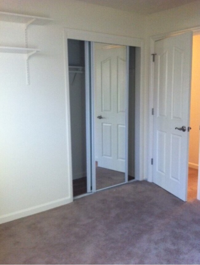 Building Photo - 3202 Isadora Dr
