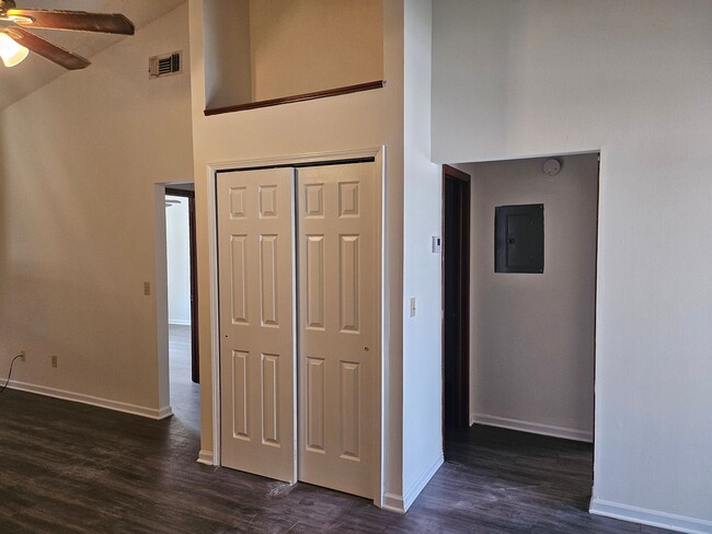 Building Photo - 1342 Independence Dr
