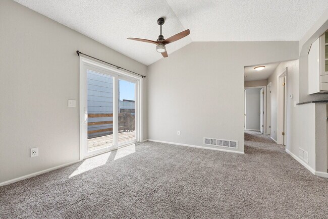 Building Photo - $2,440.95, 3 Beds, 2 Baths, Single Family Home in Aurora Washer and Dryer!