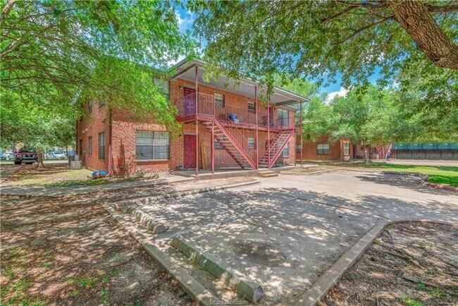 Building Photo - Available for Immediate Move in! Amazing 3...
