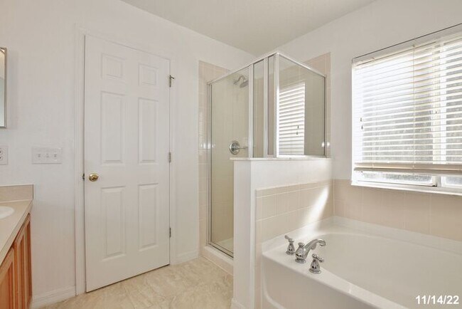Building Photo - Beautiful 3/2.5 Spacious Townhome with a 2...