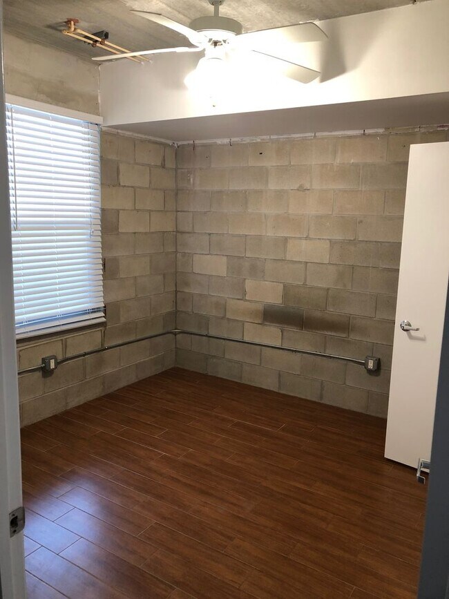 Building Photo - Loft Style Spacious And Close To Shands An...