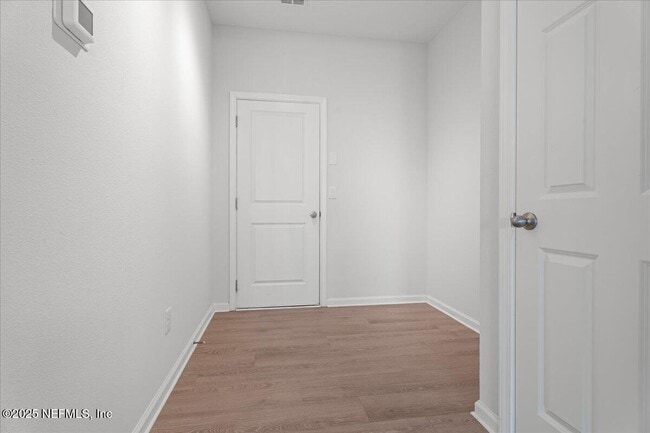 Building Photo - 221 Ness Cir