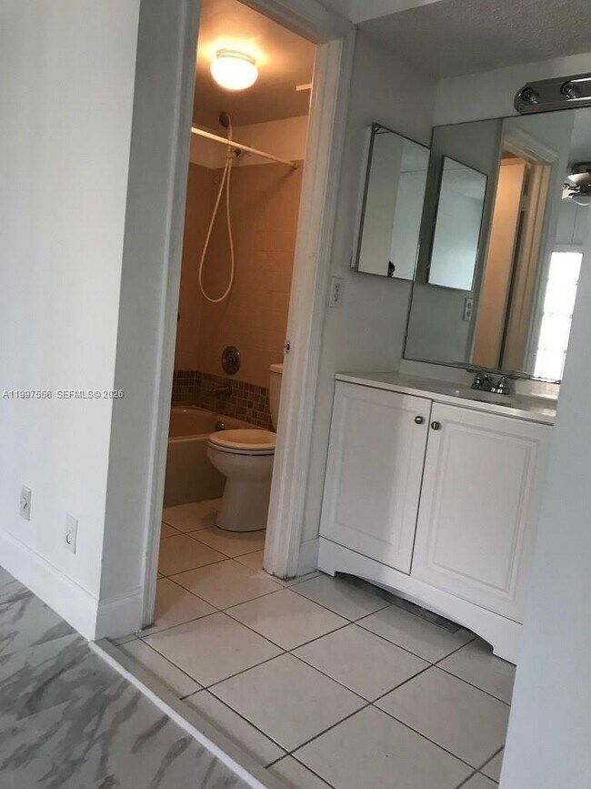 Building Photo - 10165 Twin Lakes Dr