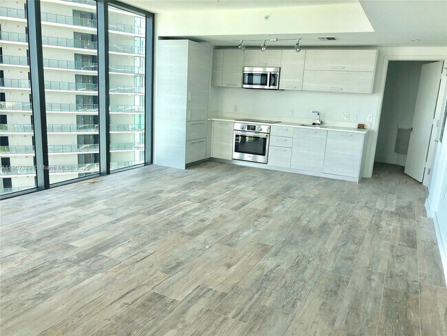 Building Photo - 650 NE 32nd St