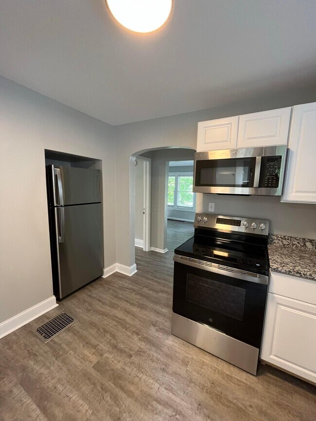 Building Photo - 11 E Kelso Rd