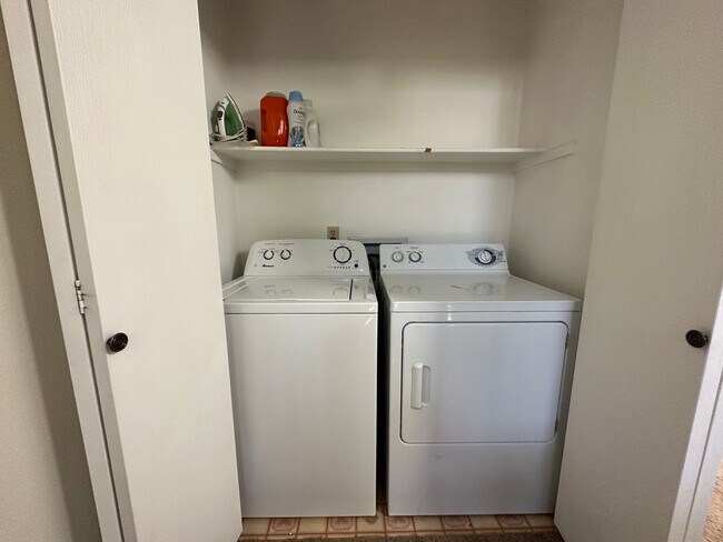 Building Photo - Spacious 2 Bed / 2 Bath Townhome with Garage