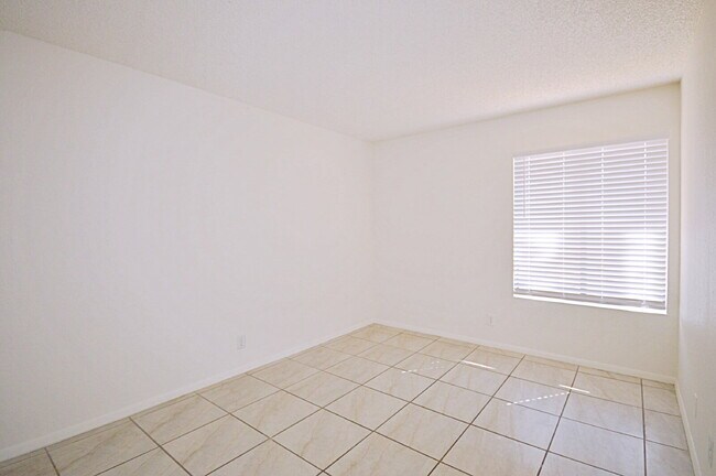 Building Photo - "Spacious 960 Sq Ft Studio Oasis in Vibrant Palm Springs!"