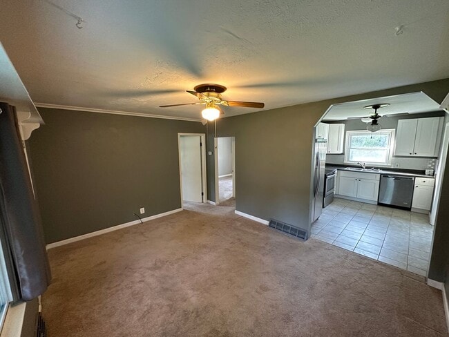 Building Photo - Nice 2bd / 1 ba house with attached garage...