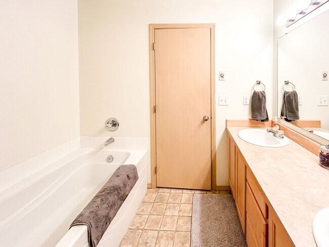 Building Photo - Rambler w/ Daylight Basement!