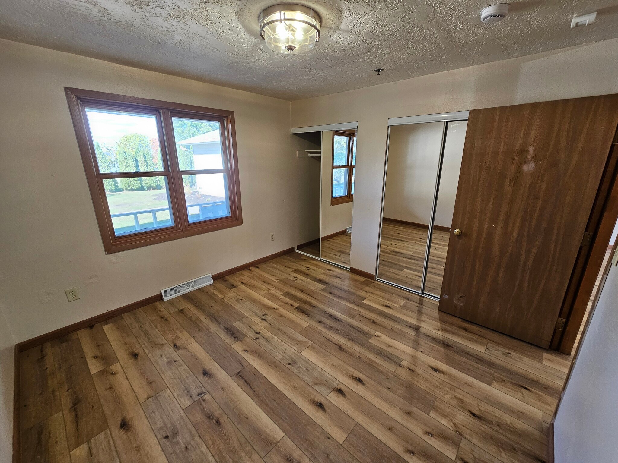 Building Photo - 533 Lakeshore Ct