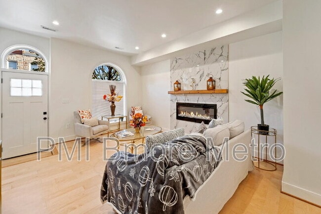 Building Photo - 2329 E Madison St