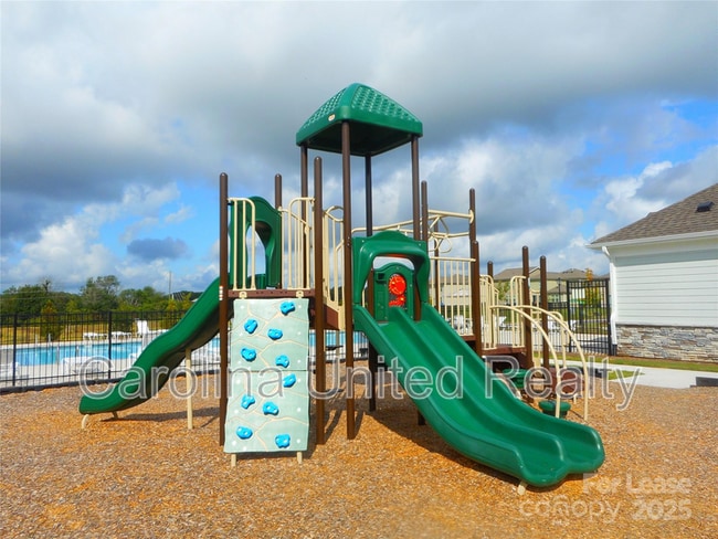 Building Photo - 3058 Eastcott Ave