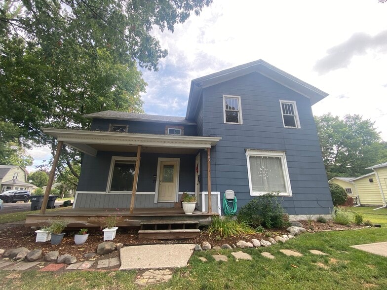 Building Photo - 303 S Main St