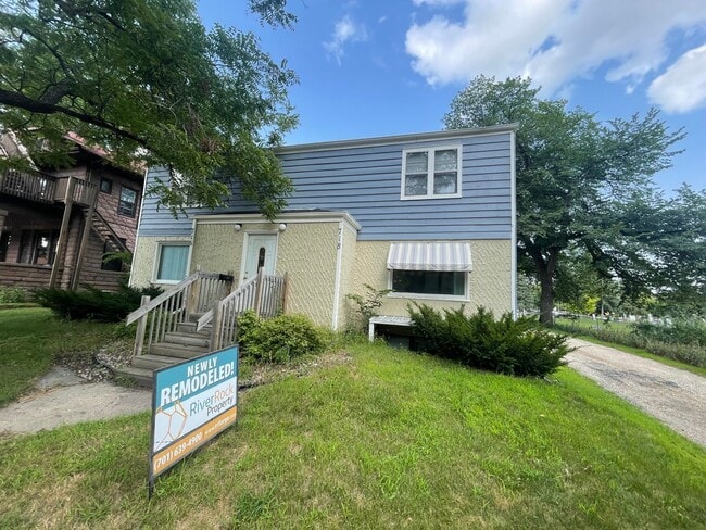 Building Photo - Spacious 3 bedroom, 1 bath duplex located in South Moorhead.