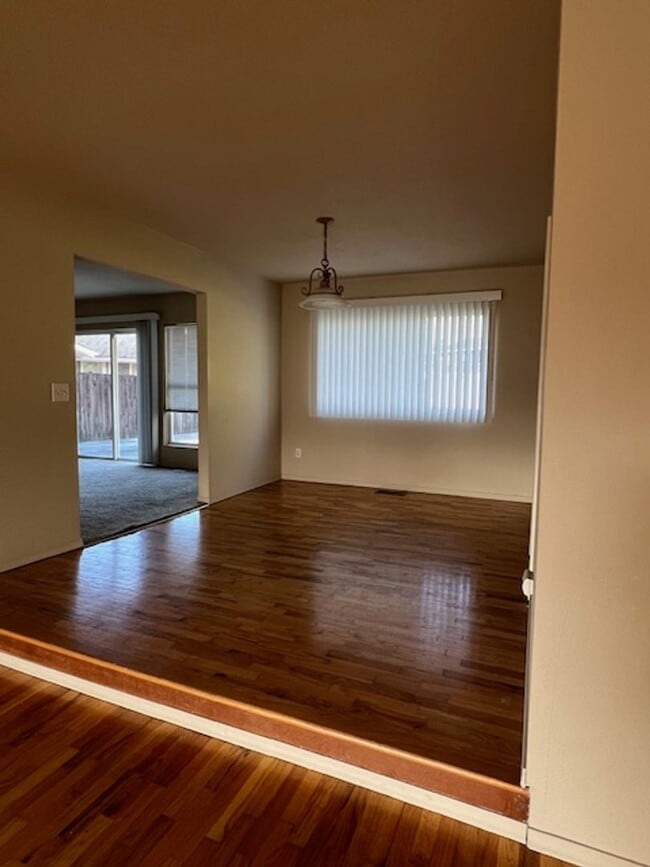 Building Photo - 4 Bedroom, 2 Bath Rambler, Large Fenced back yard, Attached Garage.