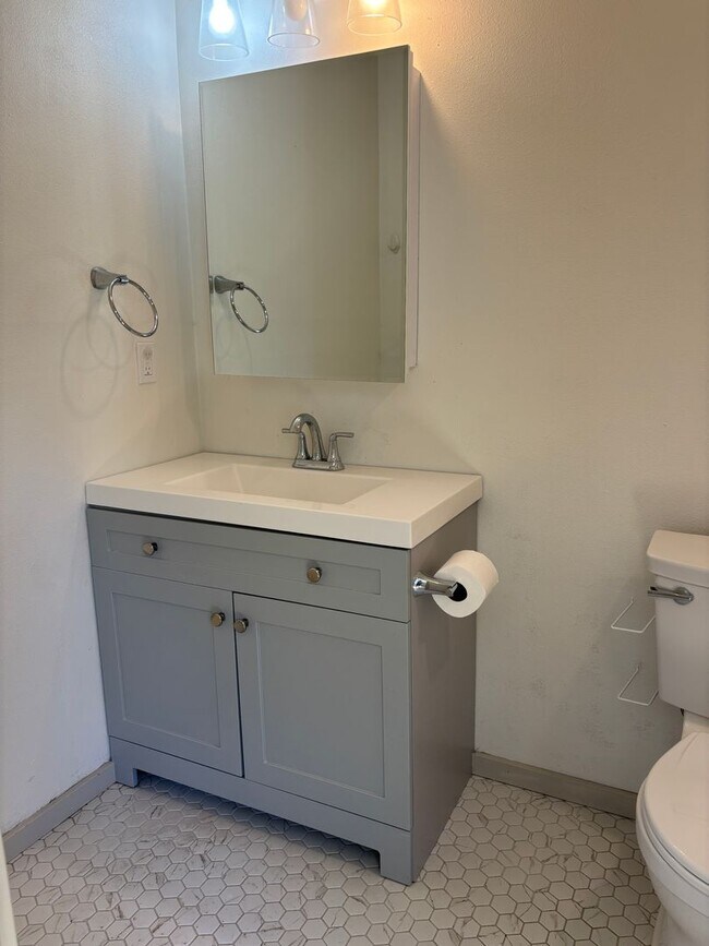 Building Photo - Cute Updated Home in Newberg
