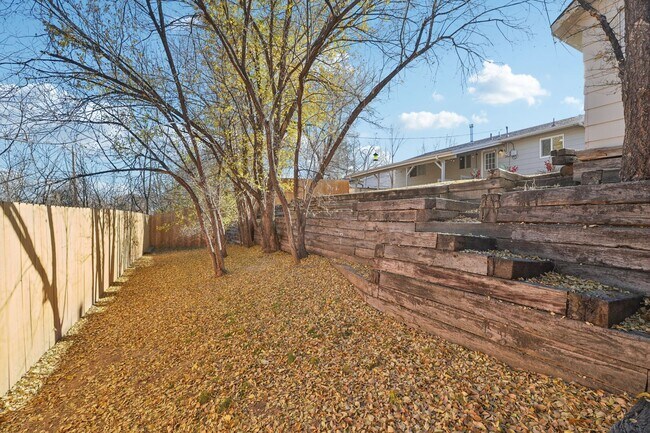 Building Photo - 4 Bed Beauty on West Side!