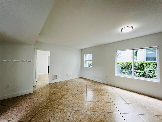 Building Photo - 950 Bay Dr