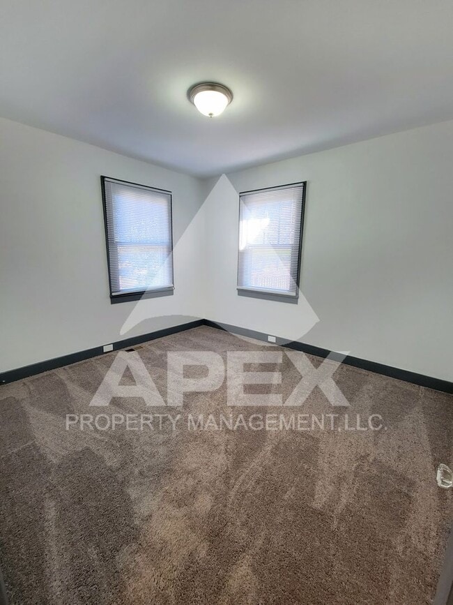 Building Photo - Renovated - Craftsman Style 2 Bd 1- Ba Sin...